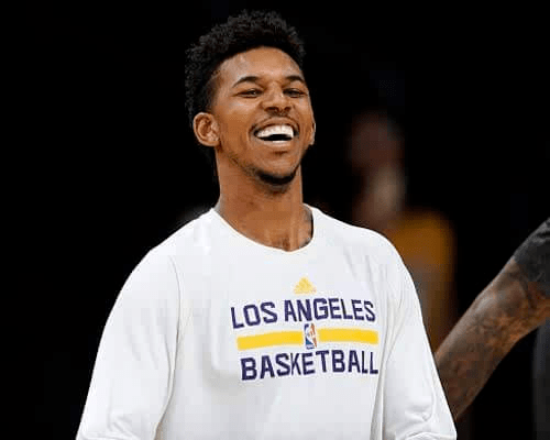 每体：巴萨内部对亚马尔每次客场都成为“头号公敌”感到担忧（每体：巴萨内部忧虑亚马尔每逢客场皆成众矢之的）