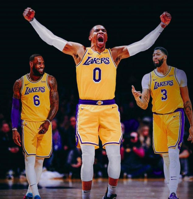 英媒：皇马有意在明夏引入范德芬，巴黎也在密切关注情况（英媒称皇马将范德芬列为明夏引援目标，巴黎同样紧盯其动态）